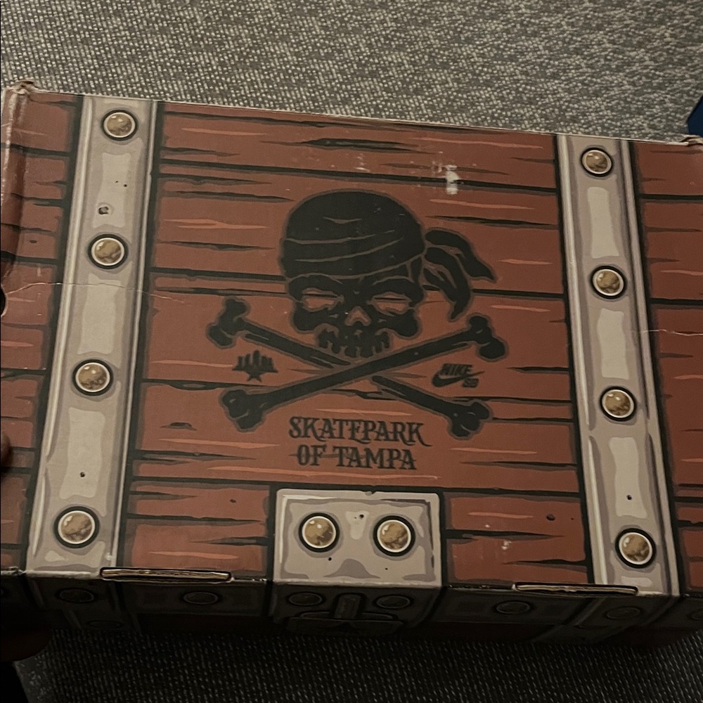 Nike sb dunk gasparilla signed pirate box - Picture 3 of 4